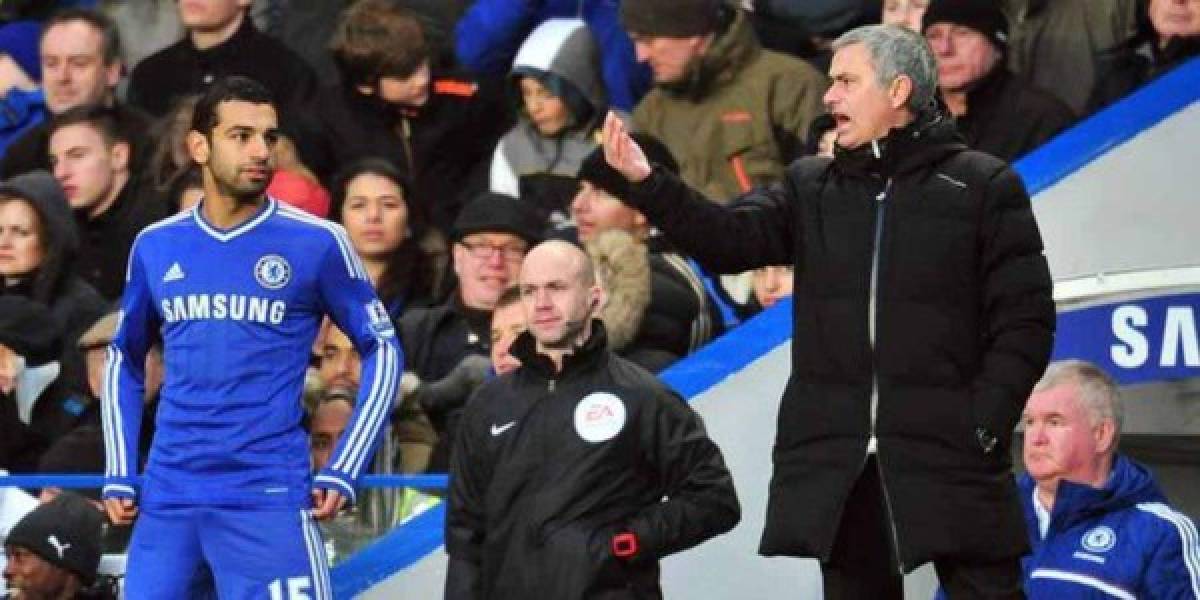 Durante la etapa de Salah en el Chelsea, el jugador casi tuvo que abandonar el equipo inglés para hacer el servicio militar al caducar su permiso de residencia por un programa de educación. El primer ministro de Egipto, el ministro de educación y el seleccionador se reunieron para solucionar el problema.