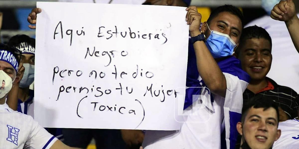 Pancarta dedica al “Negro” que no le dio permiso su esposa para ir al estadio Olímpico.