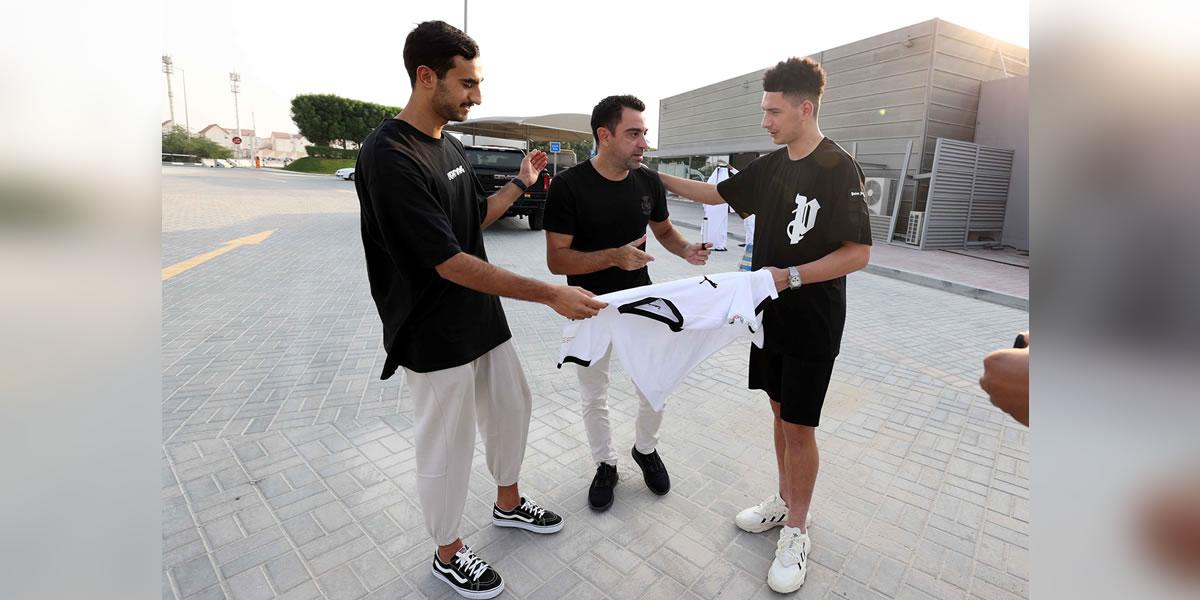 Xavi Hernández firmó algunos autógrafos a aficionados del Al-Sadd antes de marcharse.