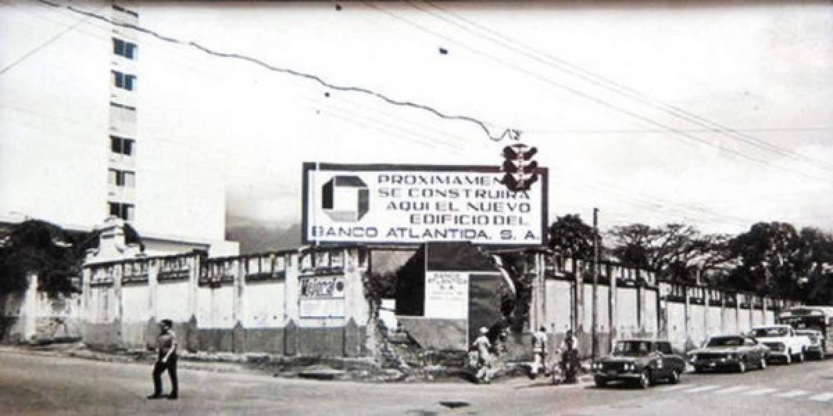 El anuncio previo a la construcción del Banco Atlántida. Nótese que ya existía el Gran Hotel Sula.