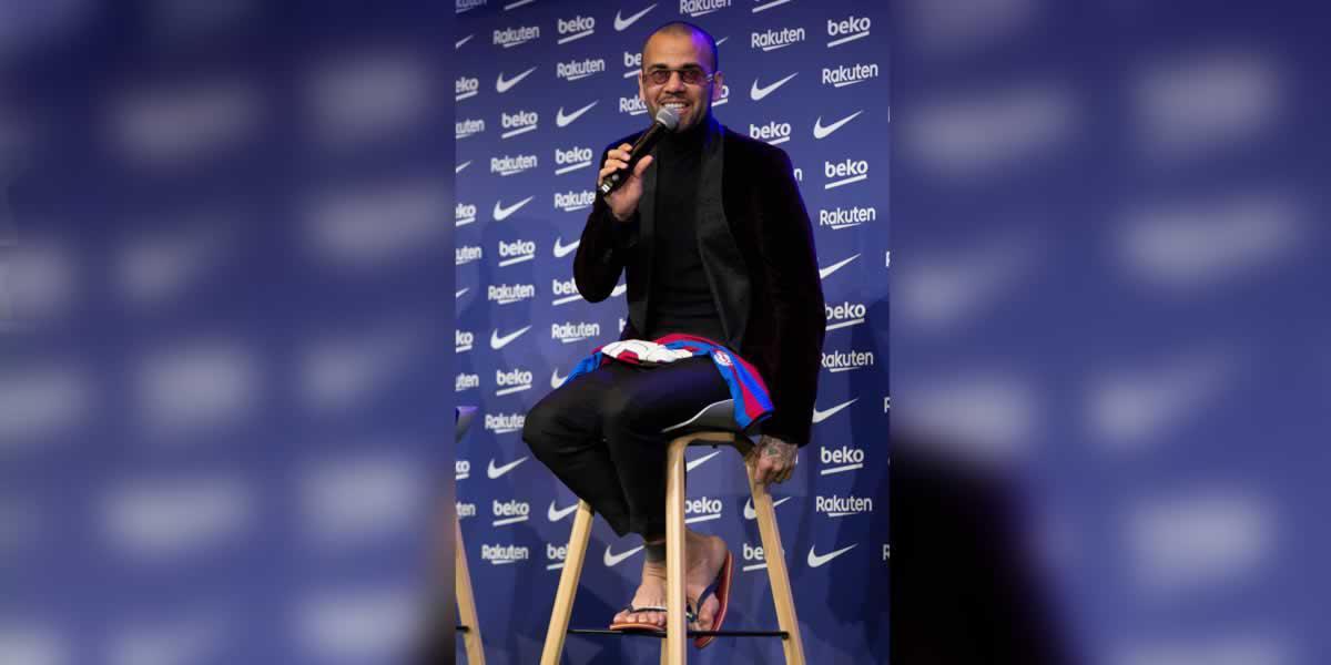 Dani Alves sorprendió a todos con su look en la presentación con el Barcelona.