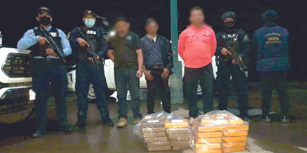 Los detenidos en custodia de agentes policiales especializados.