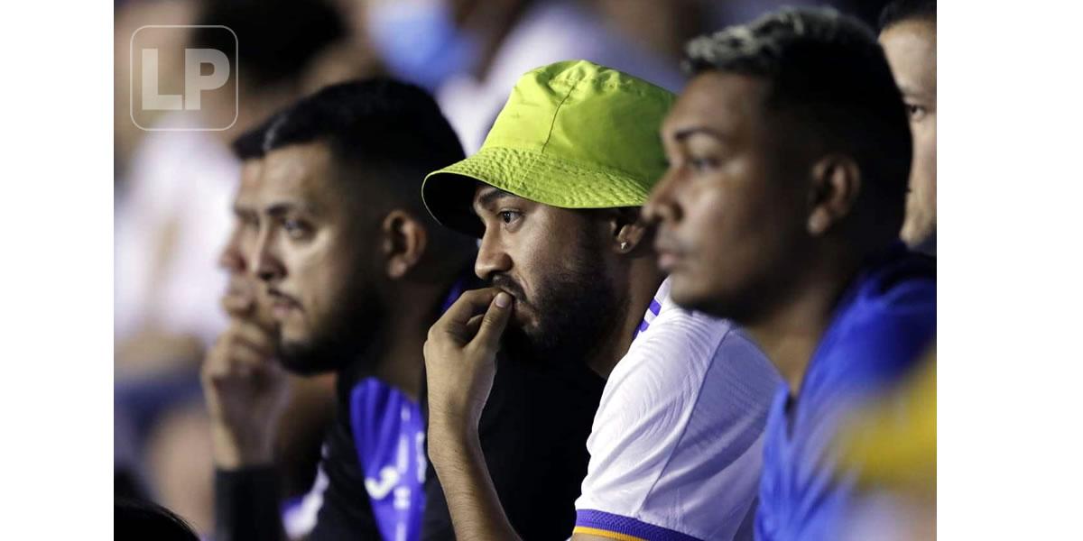 Los aficionados catrachos se comieron las uñas mientras miraban a la Selección Nacional.