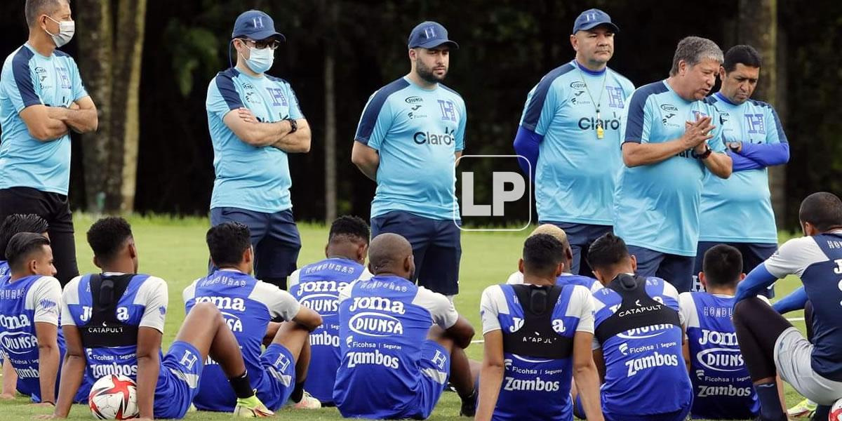 Antes de empezar la práctica, Hernán ‘Bolillo‘ Gómez tuvo una extensa charla con el plantel de jugadores de la Bicolor.