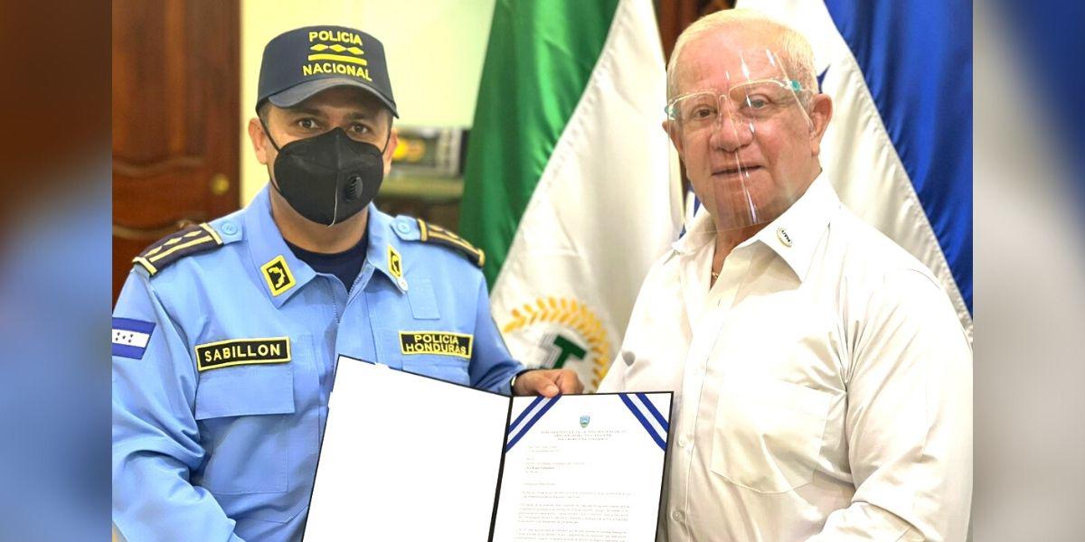 Alianza entre UTH y policía permite desarrollo académico de agentes