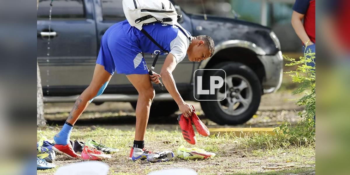 Kervin Arriaga escogiendo sus tacos para el entrenamiento de la Bicolor.