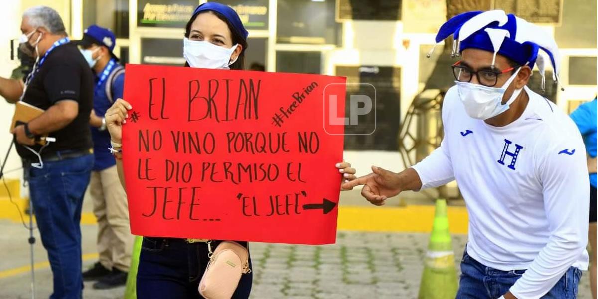 “#FreeBrian”. El jefe no le dio permiso a Brian, pero el jefe sí fue al estadio. ¡Ja!