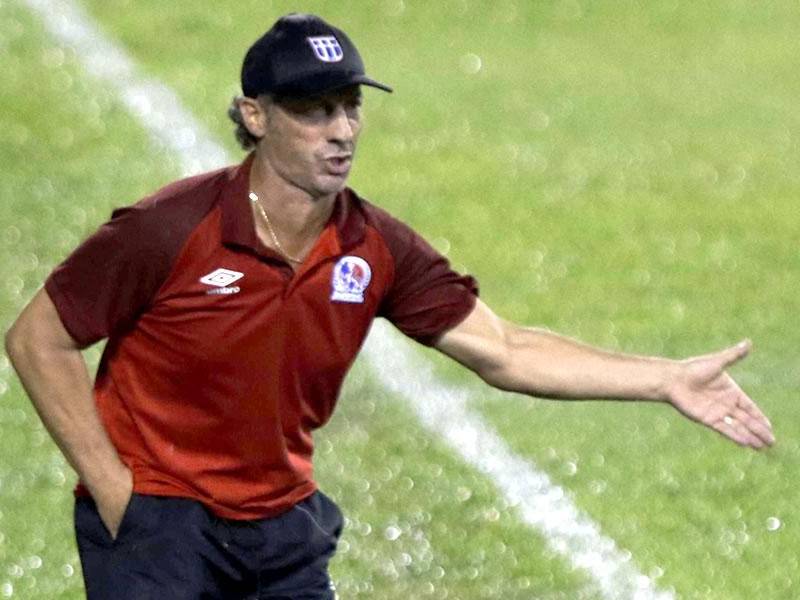 Pedro Troglio reaccionó muy enfadado por el duro castigo que recibió el Olimpia tras los disturbios en el Clásico ante Motagua.