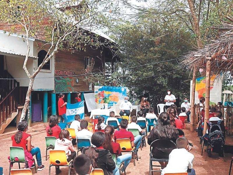 Más de cien alumnos de la Mercedes Calderón esperan que se haga realidad la construcción.