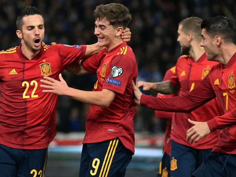 La selección española ganó a Grecia con un gol de penal de Pablo Sarabia.