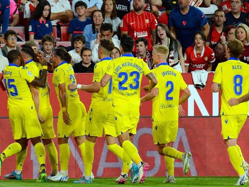 El Cádiz rescató un valioso empate 1-1 en su visita al Sevilla en el estadio Ramón Sánchez Pizjuán por la jornada 34 de la Liga Española.