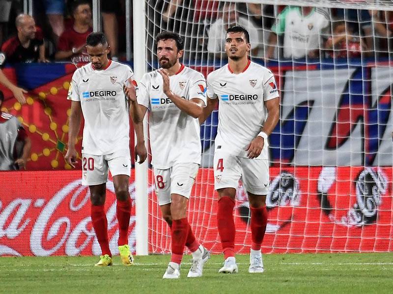 Jugadores del Sevilla se lamentan tras el segundo gol del Osasuna en El Sadar.