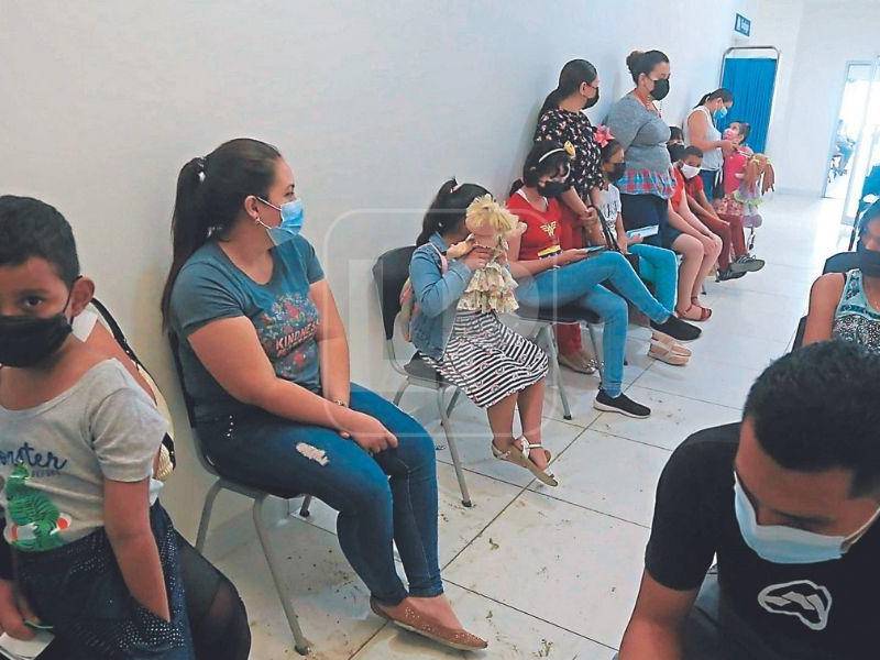 Más de 200 personas al día acuden a inmunizarse.