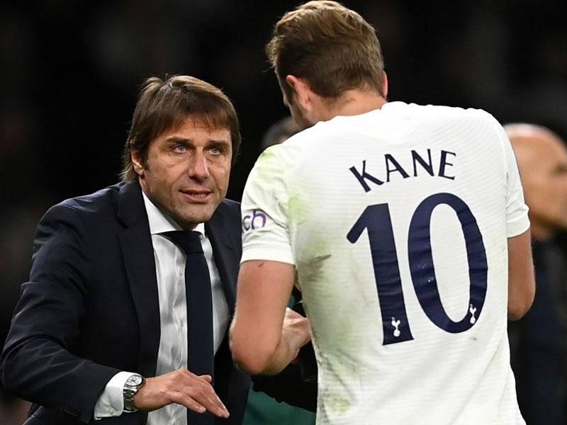 Antonio Conte dando indicaciones a Harry Kane durante el partido contra el Vitesse.
