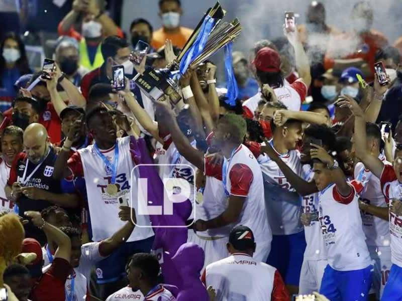 Los jugadores del Olimpia celebrando con la Copa de campeón del Torneo Apertura 2021.