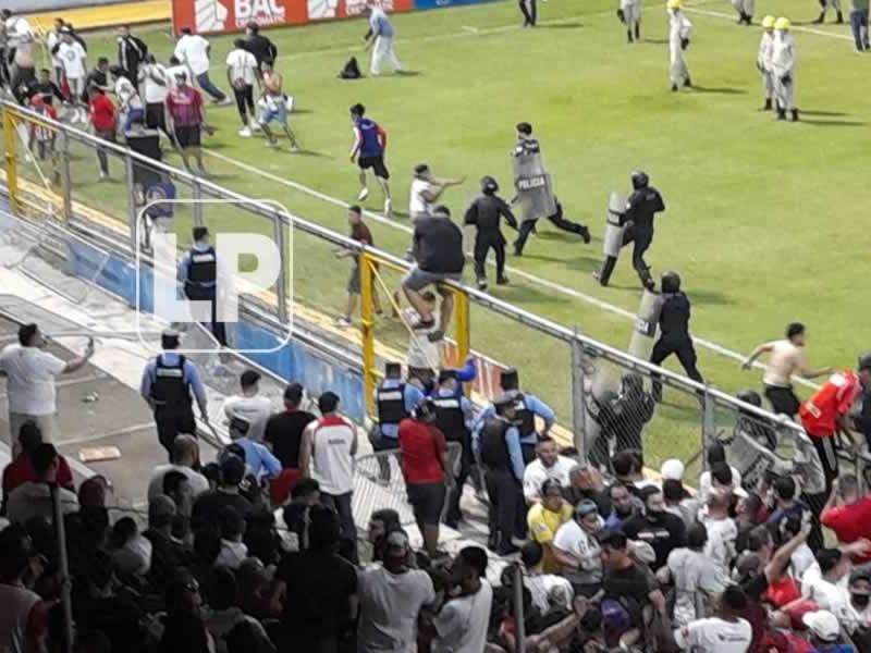 Aficionados del Olimpia provocaron disturbios en el medio tiempo del Clásico contra el Motagua en el estadio Morazán.