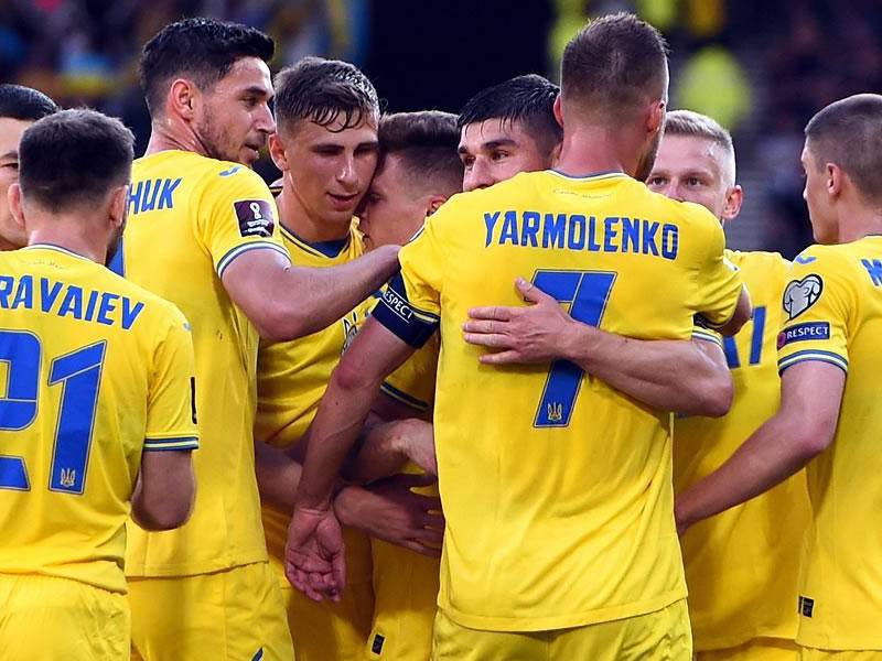 Los jugadores de Ucrania festejan el primer gol del partido ante Escocia marcado por Andriy Yarmolenko.