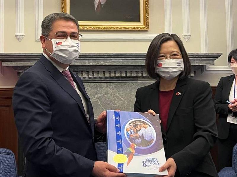 Juan Orlando Hernández junto a la presidenta de Taiwán, Tsai Ing-wen.