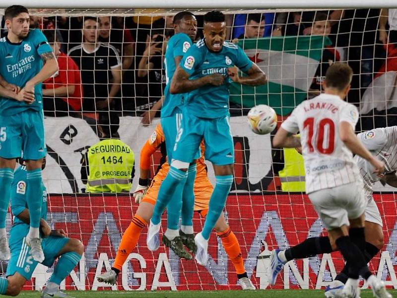 Éder Militao se abrió en la barrera y permitió que el tiro libre de Ivan Rakitic pasara sin problemas para el 1-0 del Sevilla ante Real Madrid.