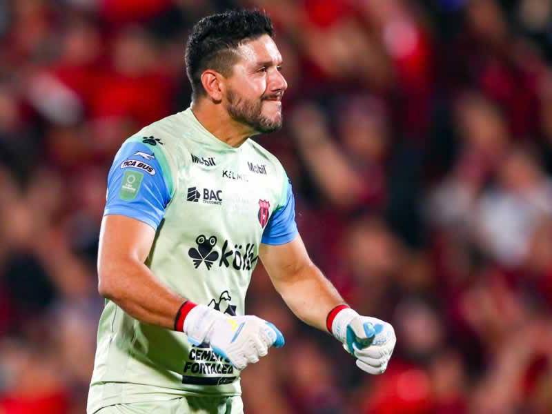 Leonel Moreira, portero del Alajuelense, se quedó fuera de la lista oficial de Costa Rica para el Mundial de Qatar 2022.