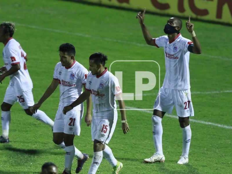 Jerry Bengtson celebrando su gol contra la Real Sociedad en el Morazán.