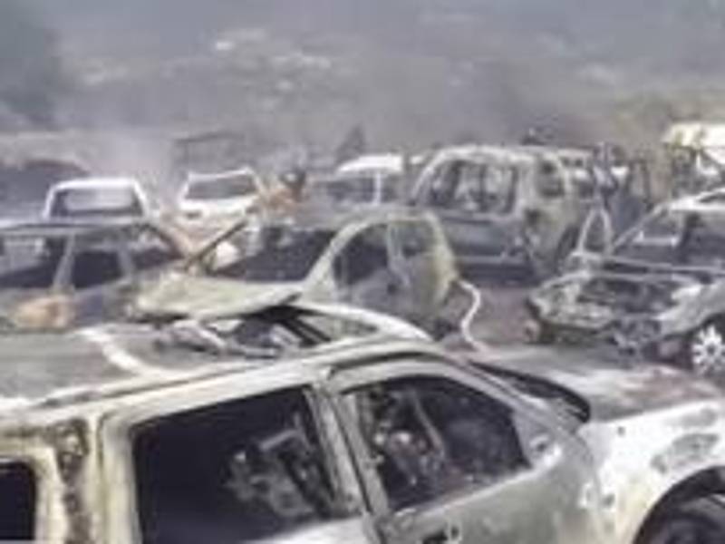 Los vehículos quedaron reducidos a cenizas tras el incendio que se registró en un yonker de la zona de Cerro Grande, en Tegucigalpa.