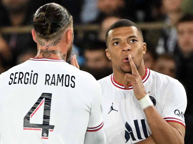 Kylian Mbappé festeja con Sergio Ramos uno de sus goles ante el Racing de Estrasburgo.