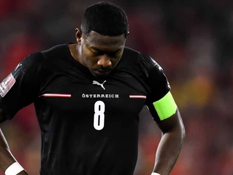 David Alaba, capitán de Austria, se lamenta tras la eliminación en el repechaje europeo para el Mundial de Qatar 2022.