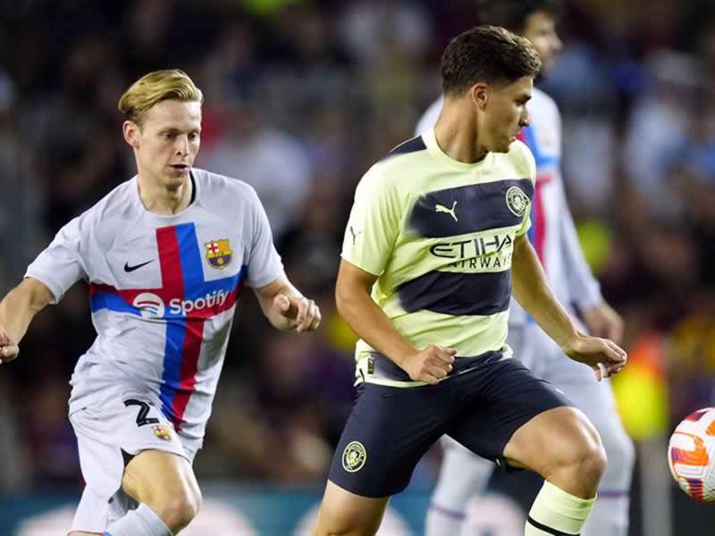 El delantero argentino del Manchester City, Julián Álvarez , cubre el balón ante Frenkie de Jong, del FC Barcelona.