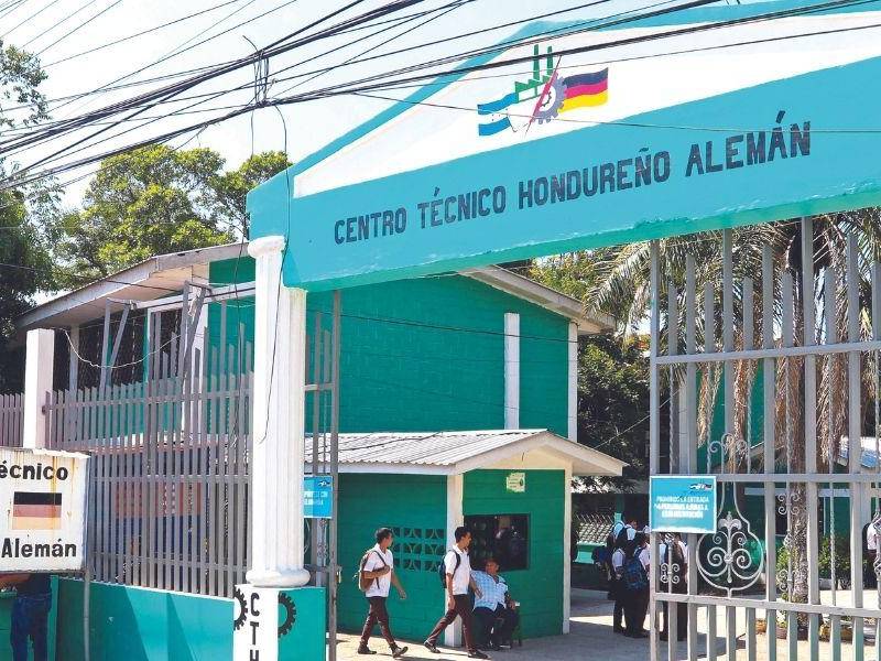 En el CTHA, carreras técnicas recibirán clases en el centro con mascarilla.