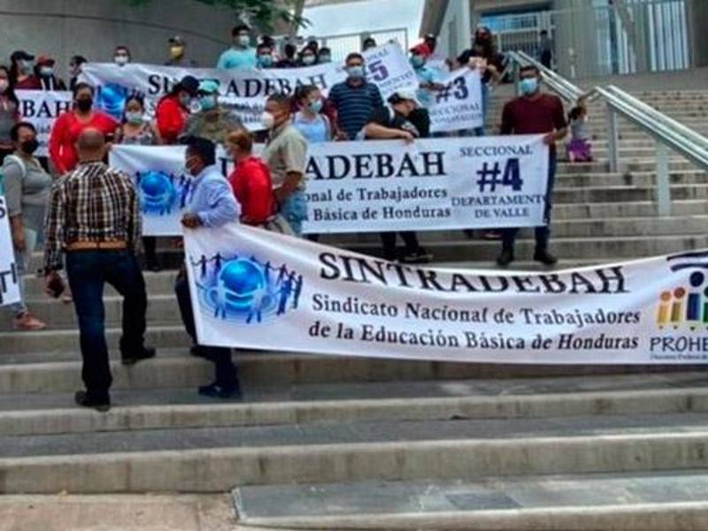 Las protestas de los maestros estuvieron dirigidas hacia la consecución de las plazas permanentes y nivelación salarial.