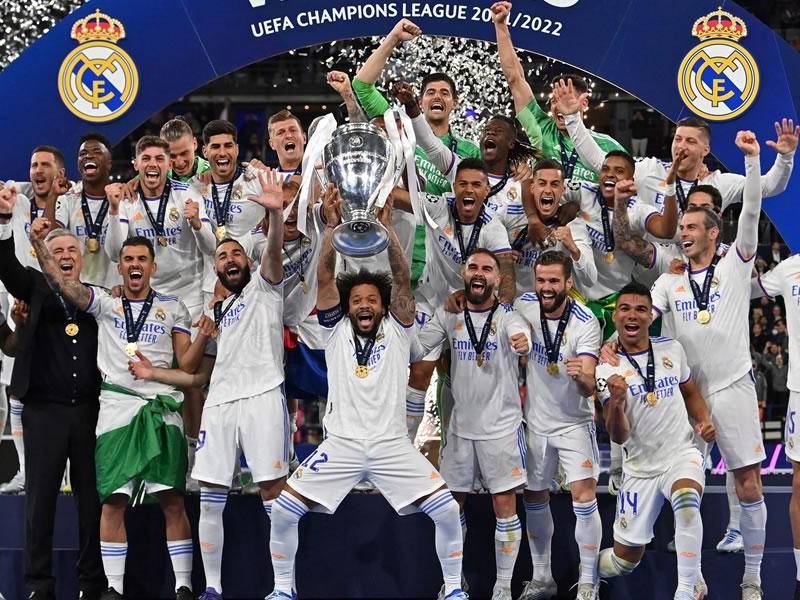 Marcelo levantó el trofeo de campeones de la Champions League. Real Madrid ya tiene la 14 Copa de Europa.