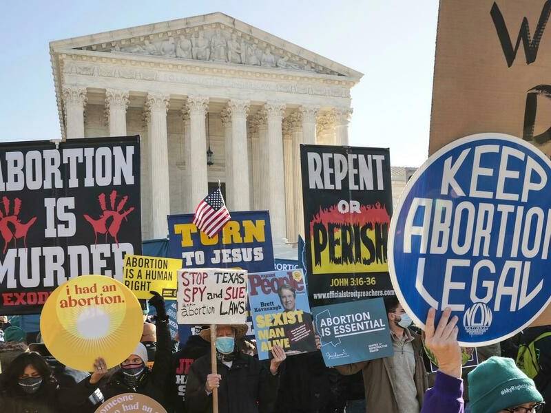 Activistas a favor y en contra del aborto se manifestan frente a la Corte Suprema de Estados Unidos en Washington DC, el 1 de diciembre de 2021.