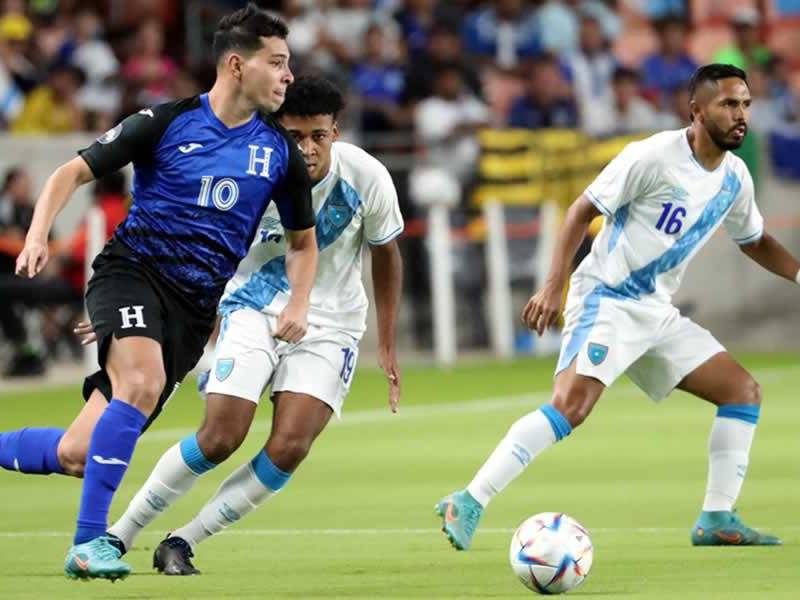 Jhow Benavídez, conduciendo el balón en el amistoso de Honduras contrar Guatemala.