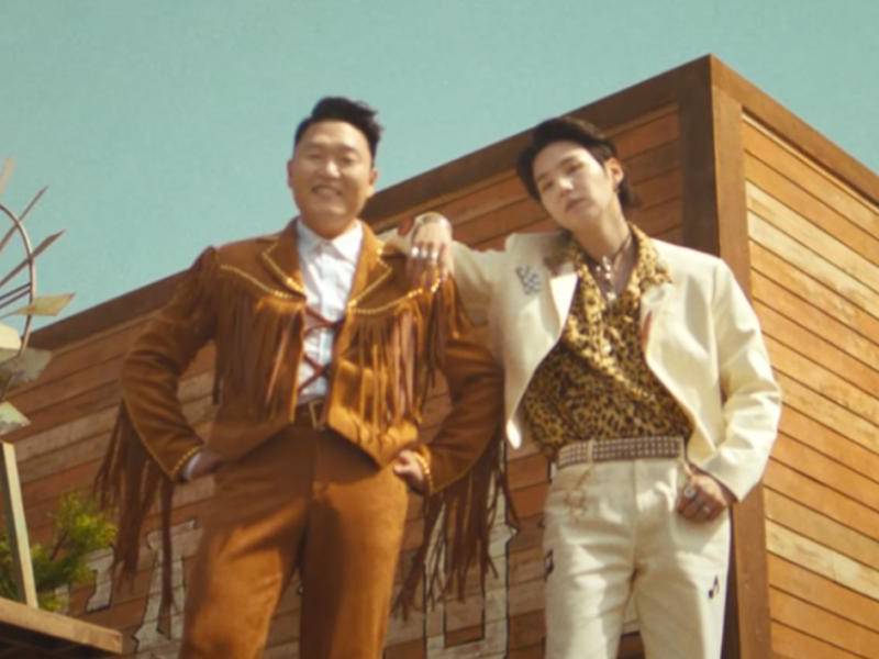 El cantante Psy y Suga.