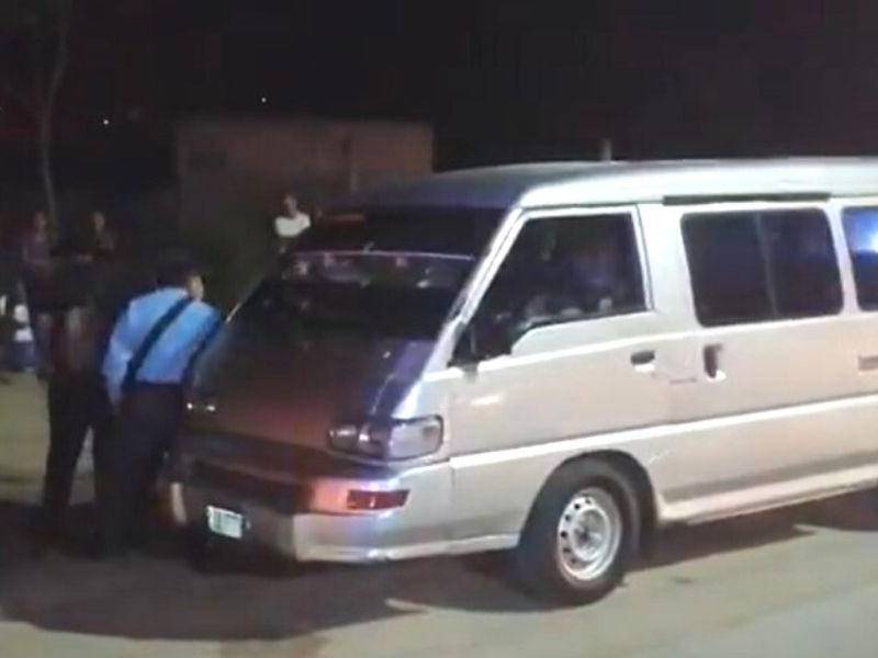 Agentes de policía acudieron a resguardar la escena del crimen. No se reportan capturas.