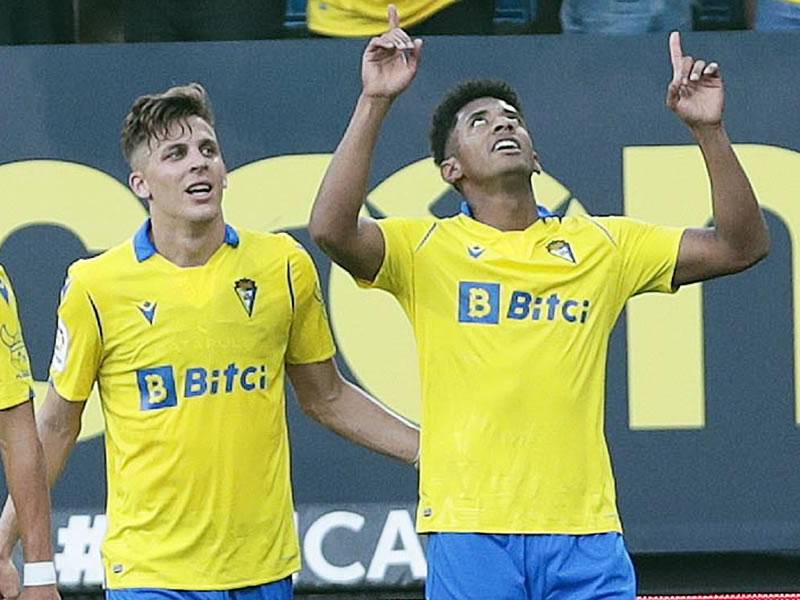 El hondureño Antony ‘Choco‘ Lozano festeja su gol en el triunfo del Cádiz contra el Elche.