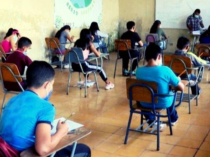 La pandemia del covid-19 orilló a decenas de miles de estudiantes y padres de familia a optar por la deserción escolar.