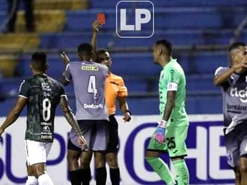 El árbitro Orlando Hernández al momento de expulsar al portero del Marathón, Denovan Torres.