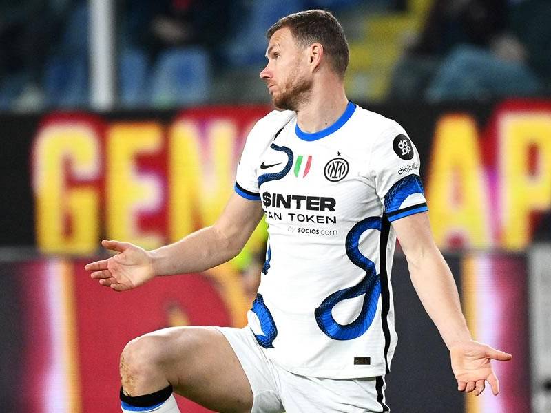 Edin Dzeko se lamenta tras una ocasión fallada contra el Génova.