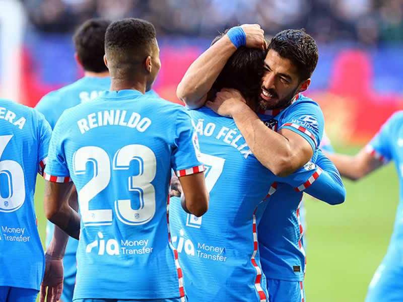 Luis Suárez celebrando el golazo ante Osasuna con sus compañeros.