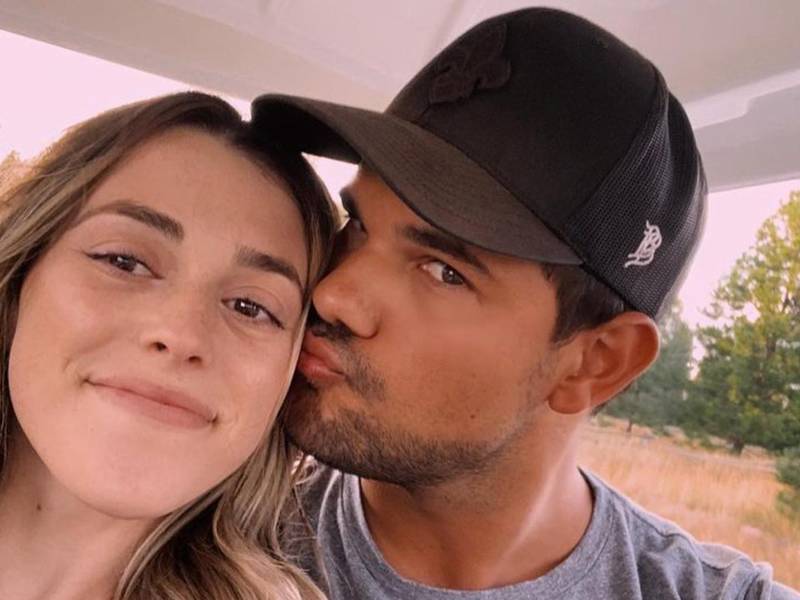 Taylor Lautner bromeó sobre el nuevo nombre de su esposa, Taylor Dome, ya que al cambiarse el apellido se llamarán exactamente igual.
