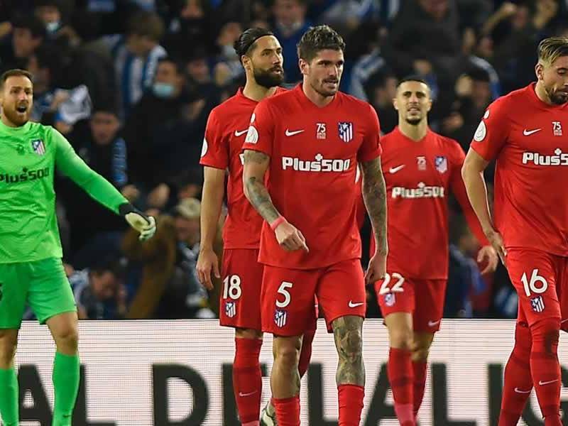 Los jugadores del Atlético de Madrid tras encajar un gol contra la Real Sociedad.