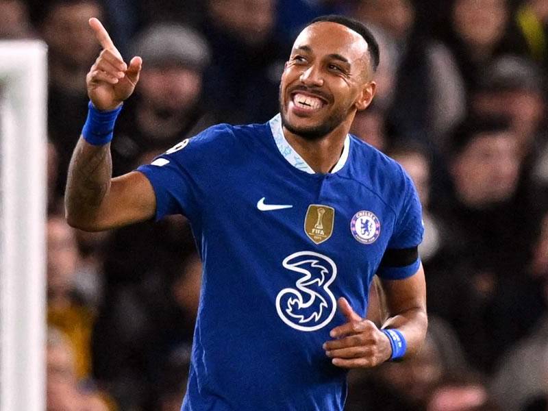 Pierre-Emerick Aubameyang marcó uno de los goles para el triunfo del Chelsea sobre el AC Milan en la Champions League.