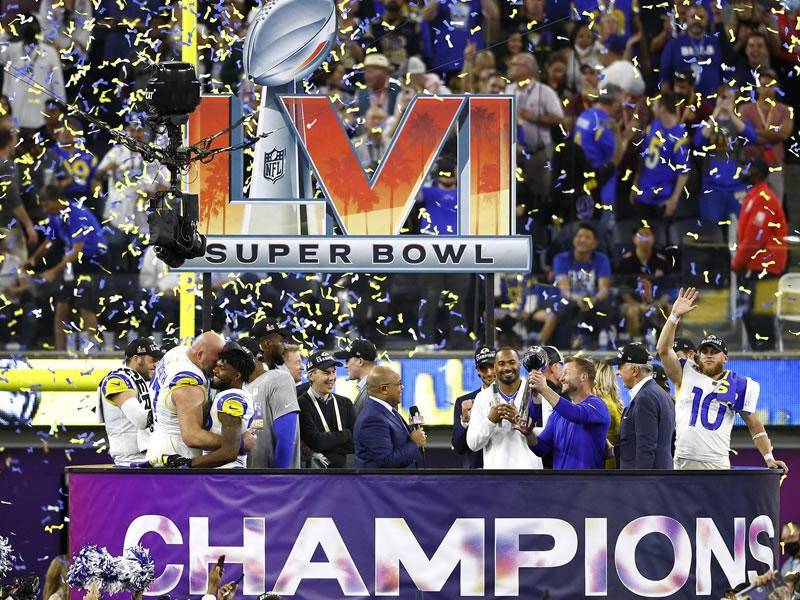 Los Ángeles Rams alzando el trofeo Vince Lombardi tras la remontada sobre los Cincinnati Bengals en el Super Bowl LVI.