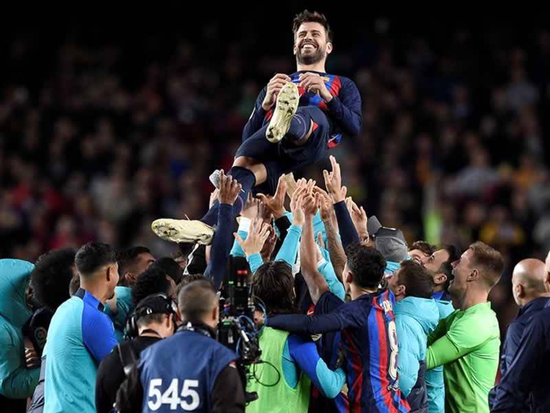 Jugadores del Barcelona mantean a Gerard Piqué quien se despidió del Camp Nou como jugador azulgrana.