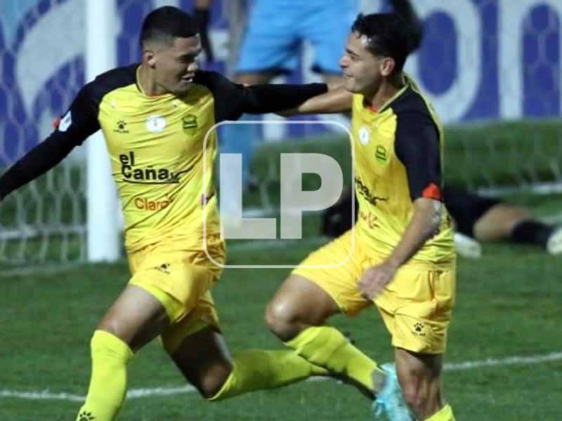 Júnior García celebrando su gol con Jhow Benavídez.