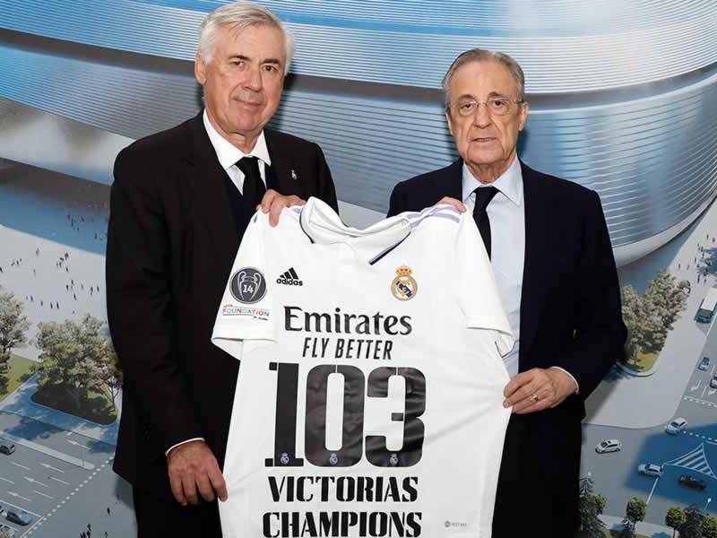 Florentino Pérez le entregó una camiseta especial a Carlo Ancelotti tras el récord que logró el entrenador del Real Madrid.