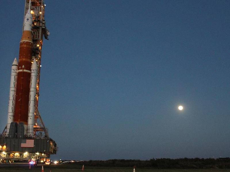Fotografía cedida por la Oficina de Turismo de la Costa Espacial de Florida donde se aprecia el Artemis I.