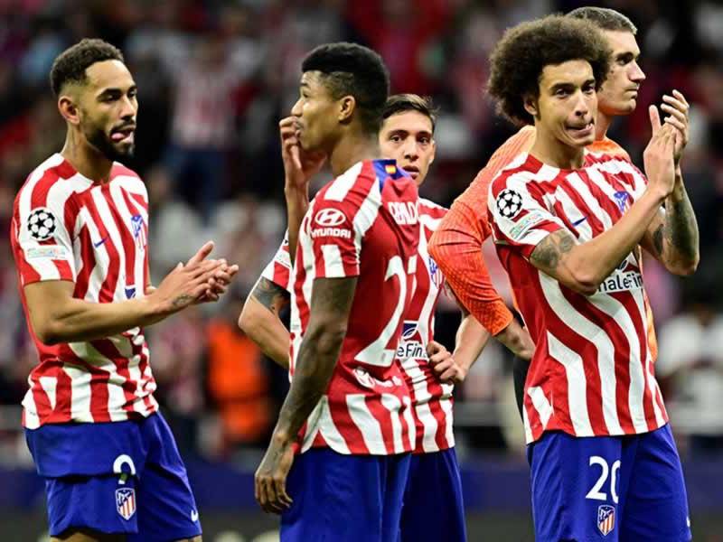 Jugadores del Atlético de Madrid tras quedar eliminados de la Champions League al empatar contra el Bayer Leverkusen.
